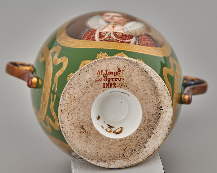 Sugar bowl and cover (pot à sucre à pied anse volute couvert) with portraits of Elizabeth I (1533-1603) and Mary, Queen of Scots (1542-1587) Slider Image 7